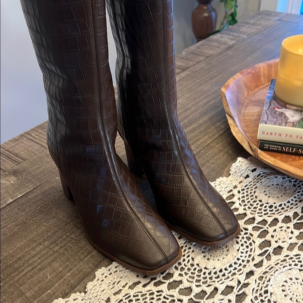 Elegant Brown Croc-Embossed Knee-High Boots - Picture 2 of 6